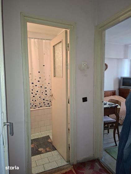 Apartament cu 4 camere decomandat în Rovine