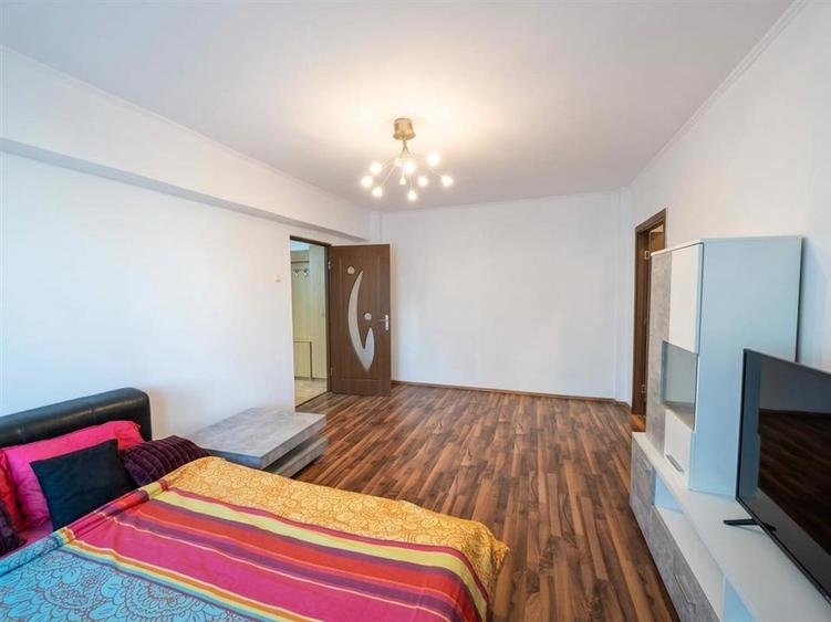 Apartament cu 3 camere semidecomandat în Cantemir