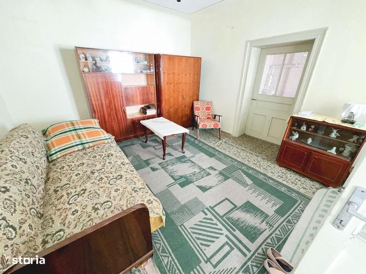 Casă cu 4 camere cu Teren 12500 Mp în Central