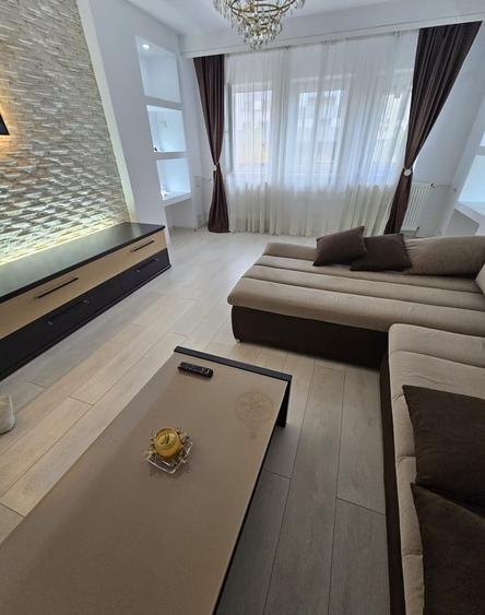 Apartament cu 3 camere decomandat, mobilat în Decebal