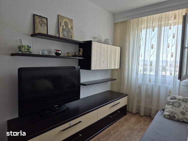 Apartament cu 3 camere semidecomandat în Tache