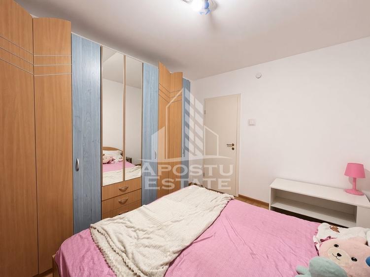 Apartament cu 3 camere semidecomandat, mobilat în Dacia