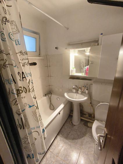 Apartament cu 3 camere semidecomandat în Podu Roș