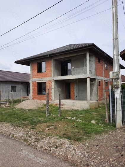 Casă cu 4 camere cu Teren 300 Mp în Căpățânești