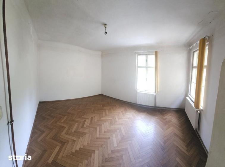 Casă cu 6 camere cu Teren 2600 Mp în Central