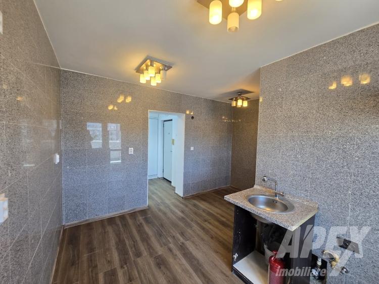 Apartament cu 2 camere semidecomandat, mobilat în Decebal