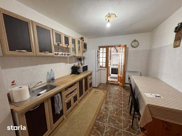 Apartament cu 3 camere decomandat în Craiovița Nouă