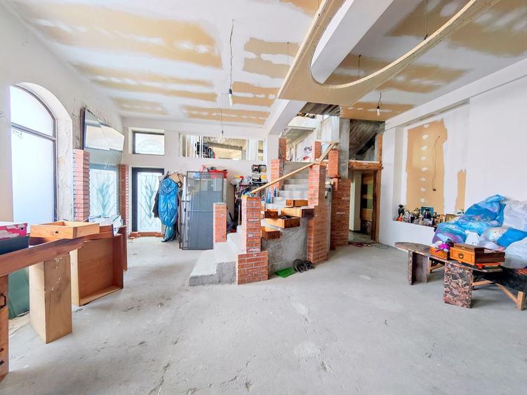 Casă individuală cu 6 camere cu Canalizare în Central