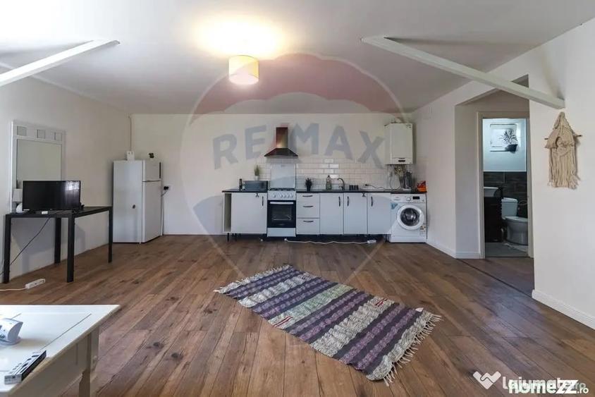 Casă cu 7 camere cu Teren 1007 Mp în Stupini