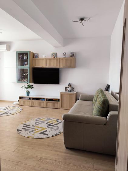 Apartament cu 3 camere decomandat în Drumul Taberei