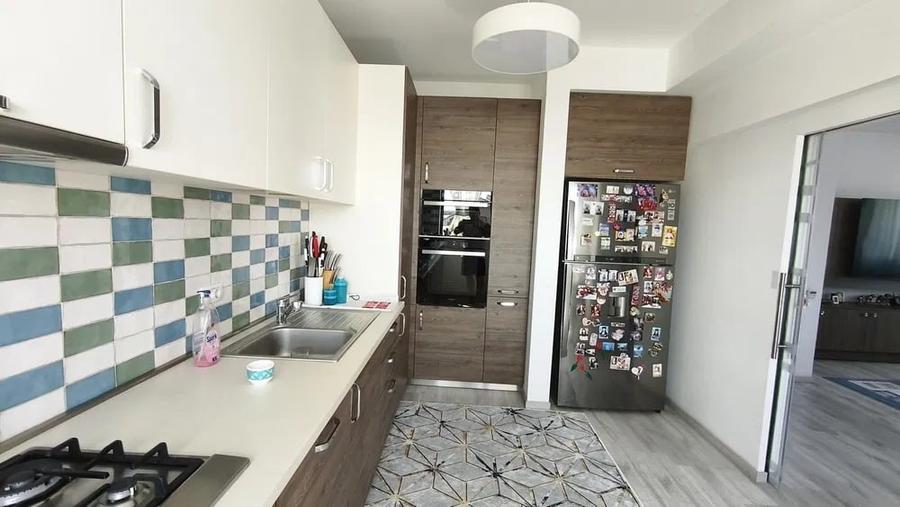 Apartament cu 4 camere decomandat în Est