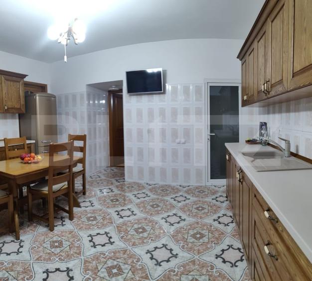 Casă individuală cu 10 camere cu Canalizare în Central