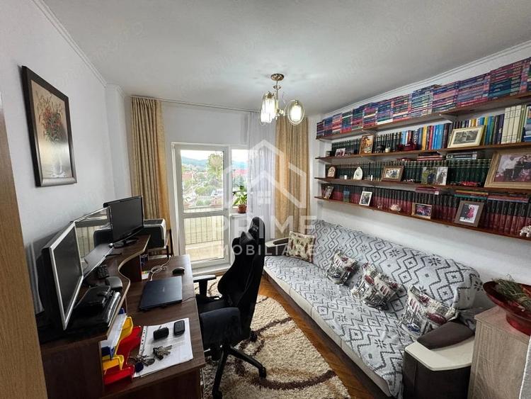 Apartament cu 4 camere decomandat în Cetate