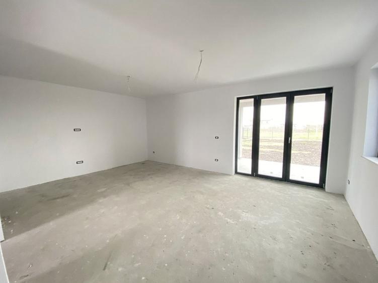 Duplex cu 4 camere cu Canalizare în Săcălaz