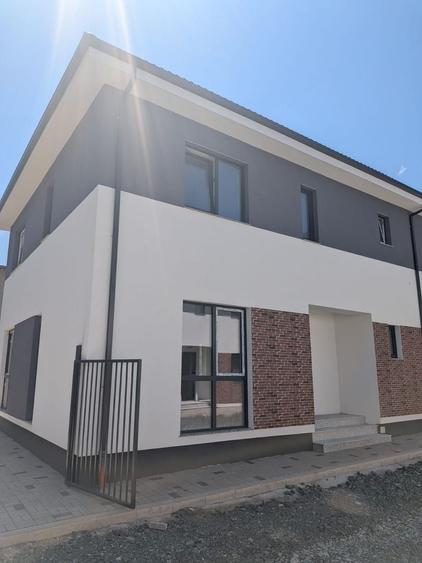 Duplex cu 4 camere cu Canalizare în Florești