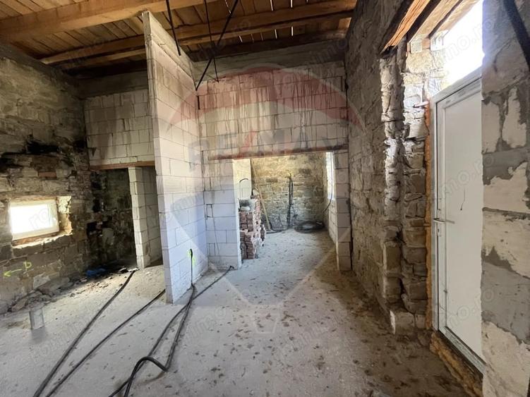 Casă cu 5 camere cu Teren 1141 Mp în Central