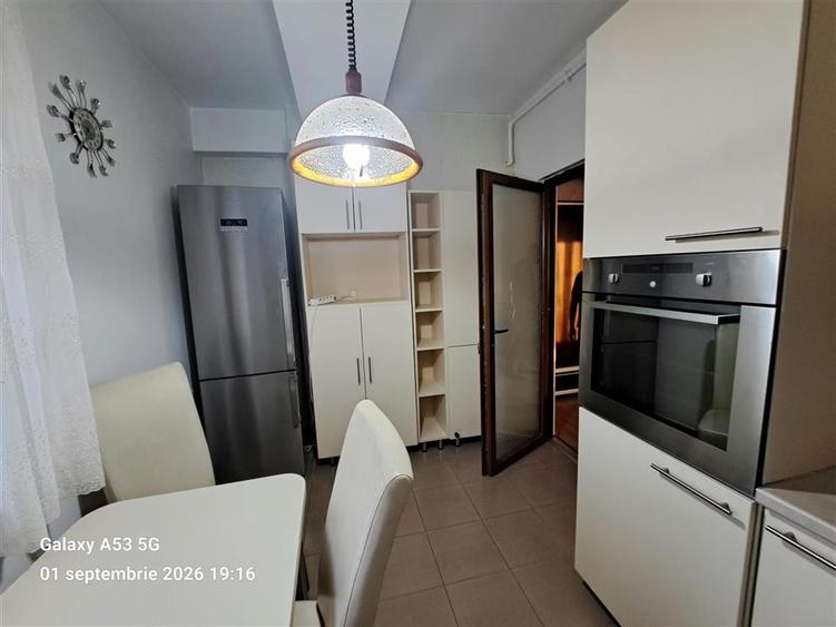 Apartament cu 4 camere decomandat, mobilat în Titan