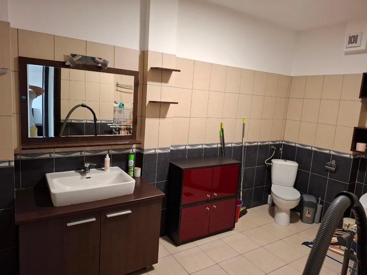 Apartament cu 3 camere semidecomandat, mobilat în Străulești