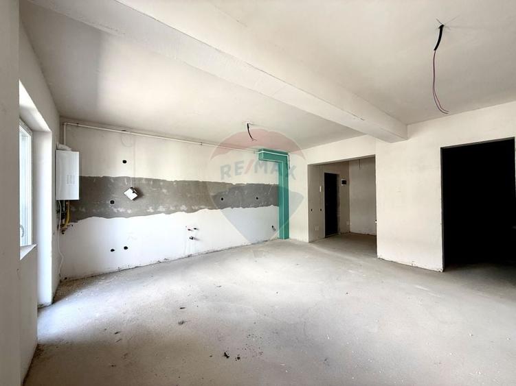 Apartament cu 3 camere semidecomandat în Florești