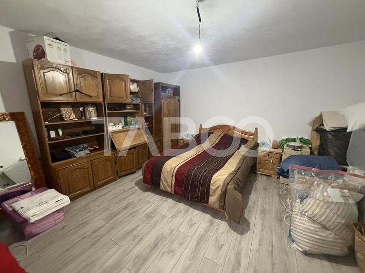 Casă individuală cu 8 camere cu Canalizare în Gura Văii