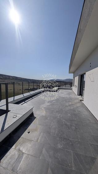Penthouse cu 3 camere semidecomandat în Sud