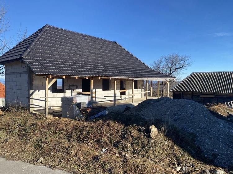 Casă cu 3 camere în Bătrâna
