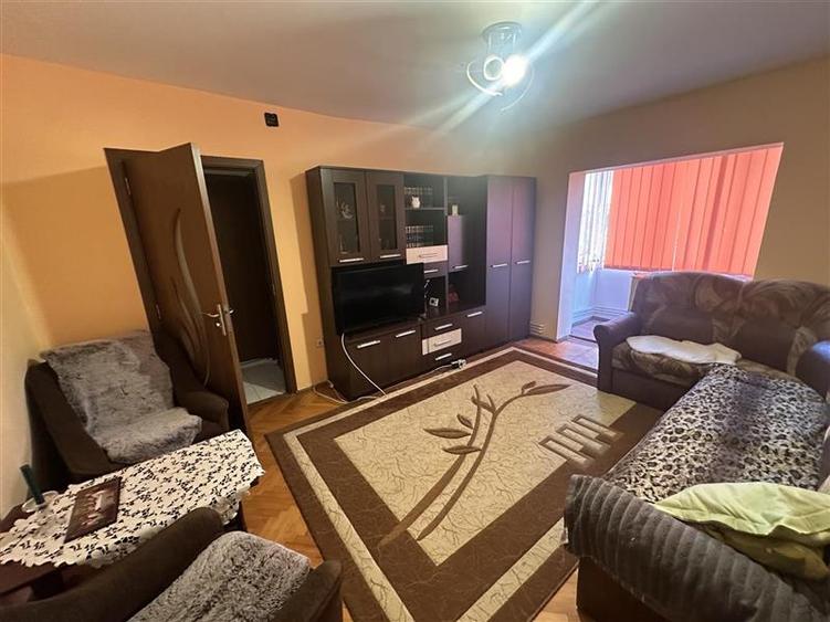 Apartament cu 3 camere semidecomandat, mobilat în Girocului