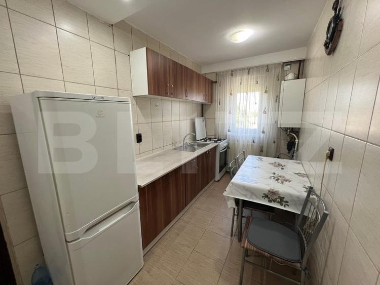 Apartament cu 3 camere semidecomandat, mobilat în Craiovița Nouă