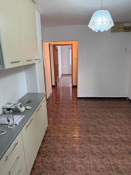 Inchrriez apartament 3 camere - 6