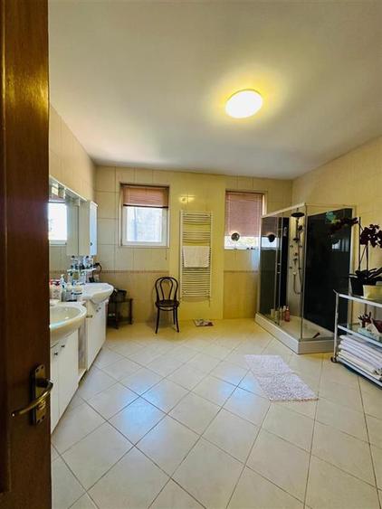 Casă cu 12 camere cu Canalizare în Central