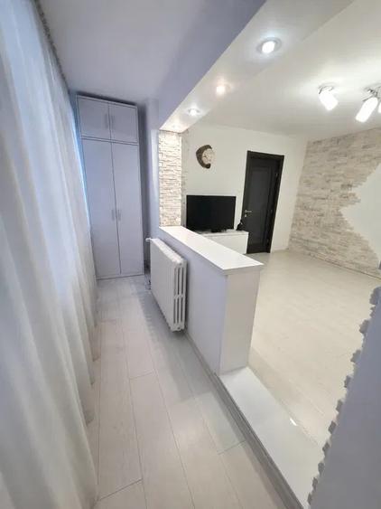 Apartament cu 3 camere semidecomandat în Gorjului