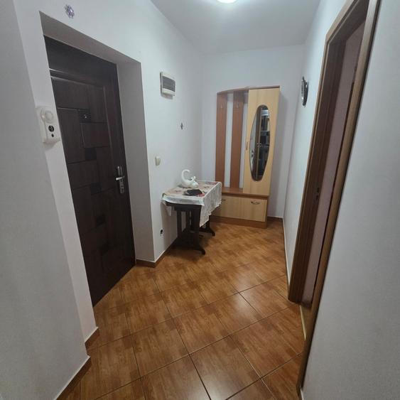 Apartament cu 2 camere decomandat, mobilat în Republicii