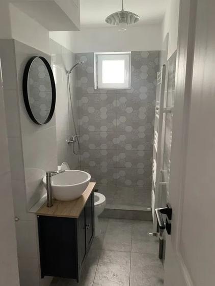 Apartament cu 3 camere semidecomandat, mobilat în Universitate