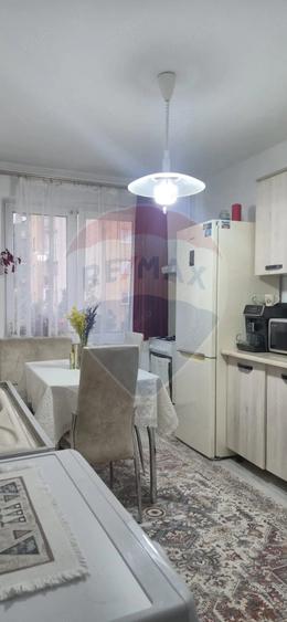 Apartament cu 3 camere semidecomandat în Sud