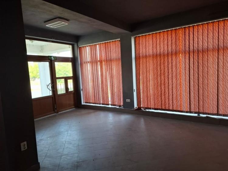 Casă individuală cu 12 camere cu Canalizare în Nădlac