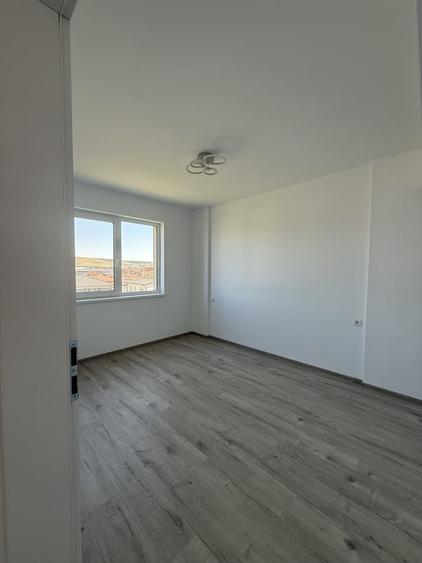 Apartament cu 5 camere semidecomandat în Central