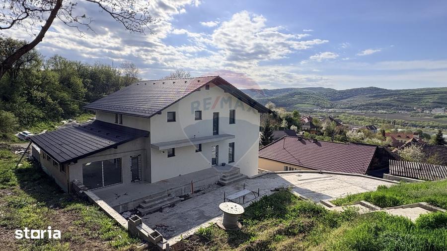 Casă cu 6 camere cu Teren 822 Mp în Central