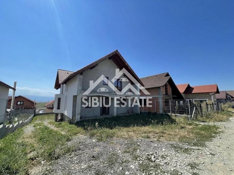 Casă individuală cu 5 camere cu Canalizare în Șura Mare