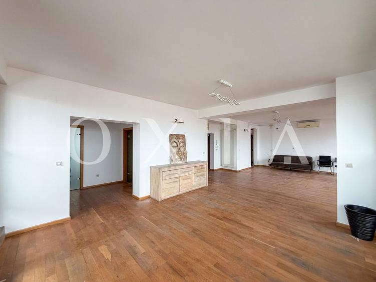 Penthouse cu 5 camere decomandat în Complex Studențesc