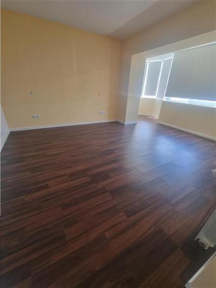 Penthouse cu 5 camere decomandat în 1 Mai