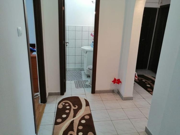 Apartament cu 3 camere decomandat în Poiana