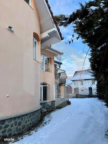 Casă cu 7 camere cu Teren 300 Mp în Central