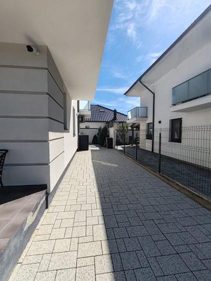 Duplex cu 4 camere cu Canalizare în Exterior Vest