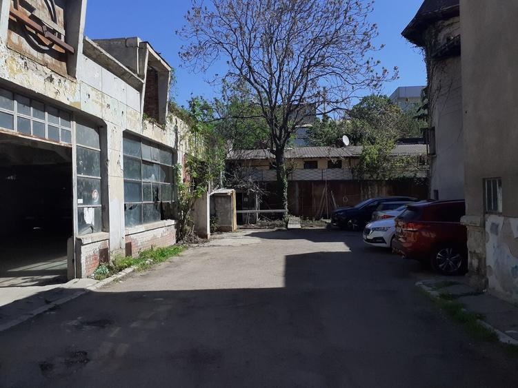 Casă individuală cu 19 camere cu Canalizare în P-ța Romană