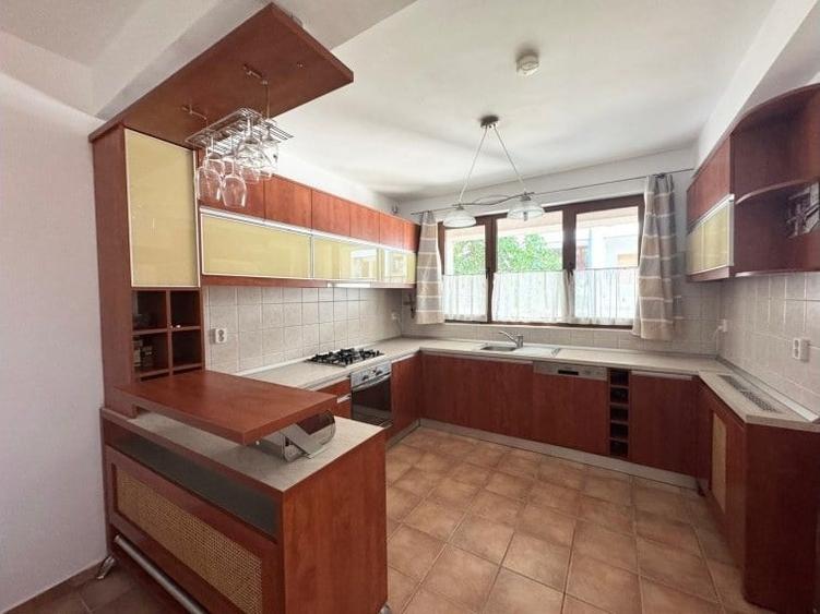 Casă cu 8 camere cu Teren 250 Mp în Tei