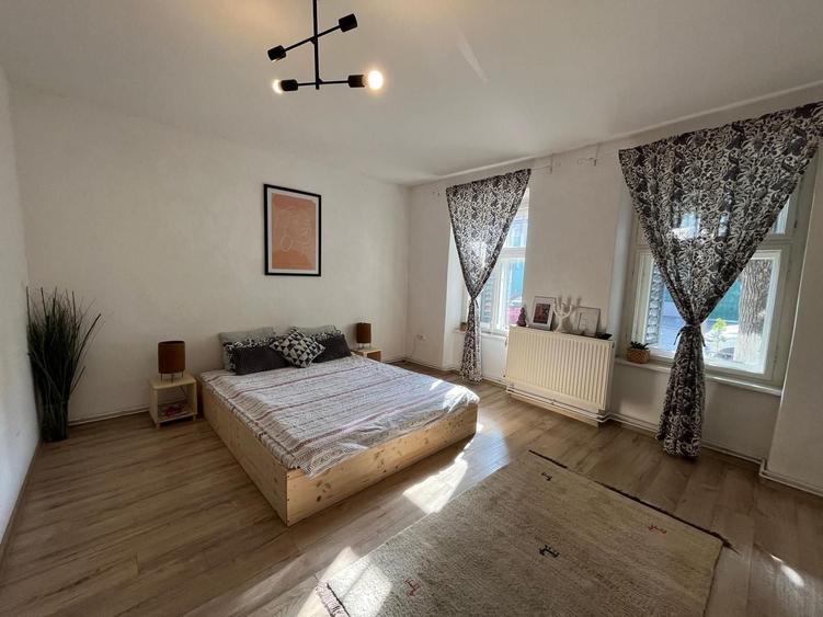 Casă individuală cu 6 camere cu Canalizare în Central