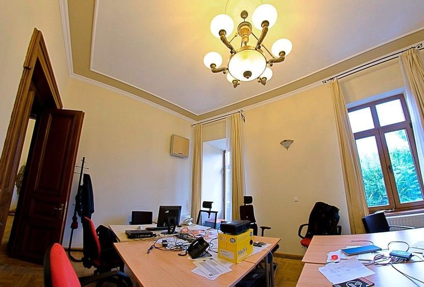 Casă individuală cu 16 camere cu Canalizare în P-ța Romană