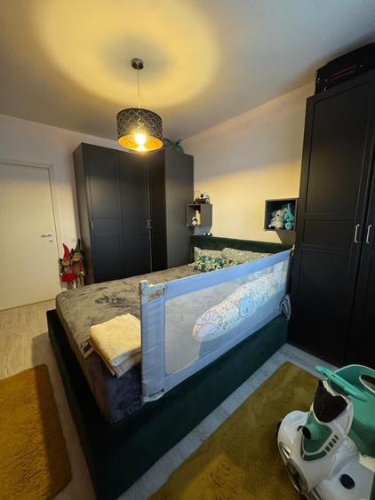 Apartament cu 3 camere decomandat în Roșu