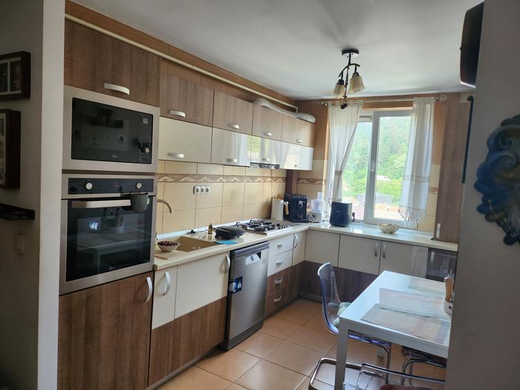 Apartament cu 3 camere semidecomandat în Central