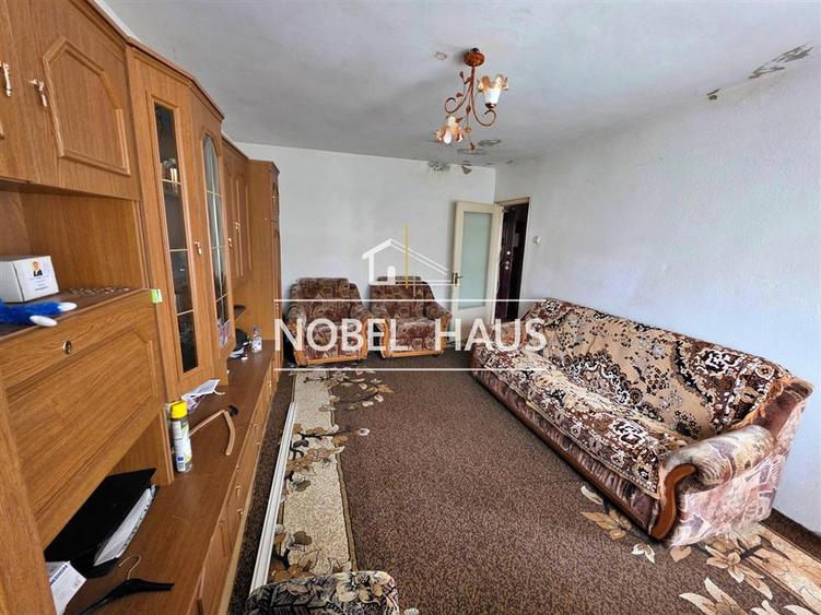 Apartament cu 3 camere decomandat în Est